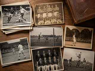 Vecchie fotografie di squadra conservate insieme a un archivio storico